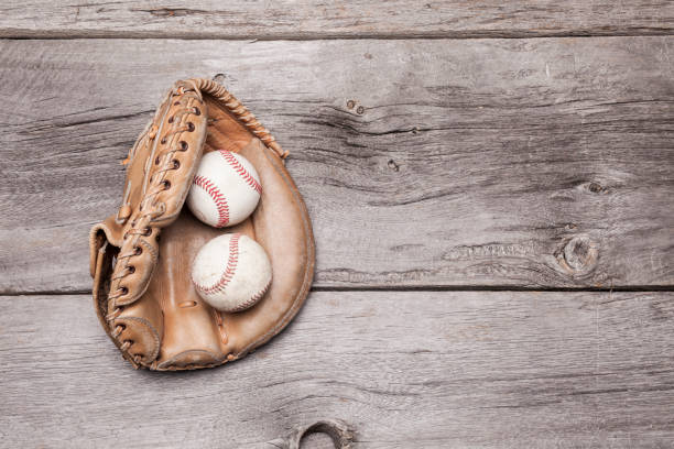 baseball glove - catching horizontal nobody baseballs imagens e fotografias de stock