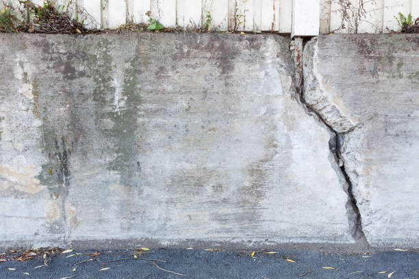Big crack concrete wall outdoors Big crack in messy outdoor concrete wall old stone wall stock pictures, royalty-free photos & images