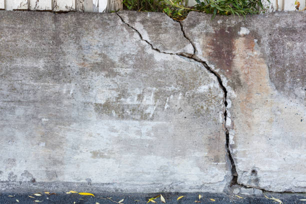 istock Big crack concrete wall outdoors 860362512