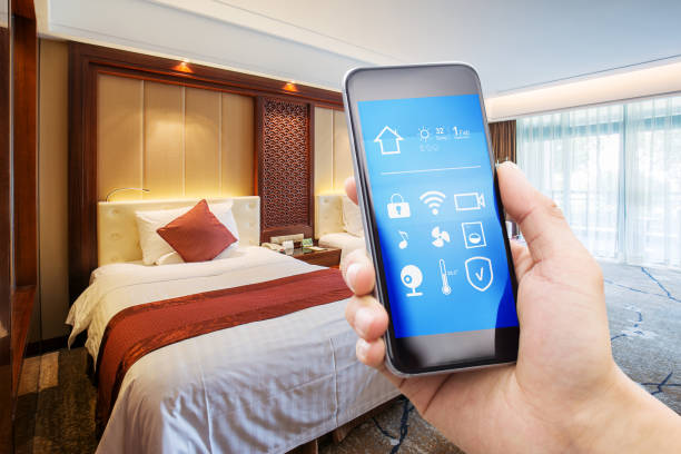 smartphone con moderna camera matrimoniale - hotel wireless technology bedroom hotel room foto e immagini stock