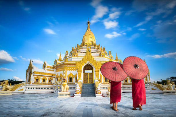 swe taw myat buddha tooth relic pagoda - yangon imagens e fotografias de stock