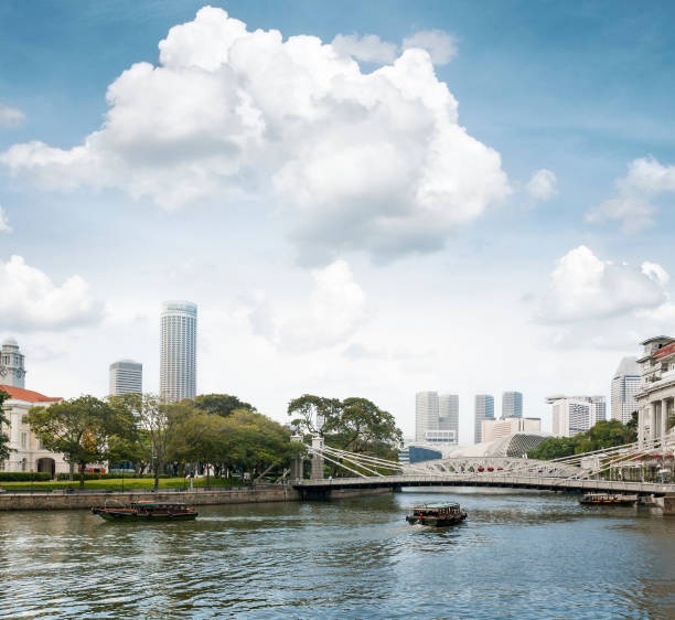 istock Cavenagh Bridge In Boat Quay, Singapore 860369312
