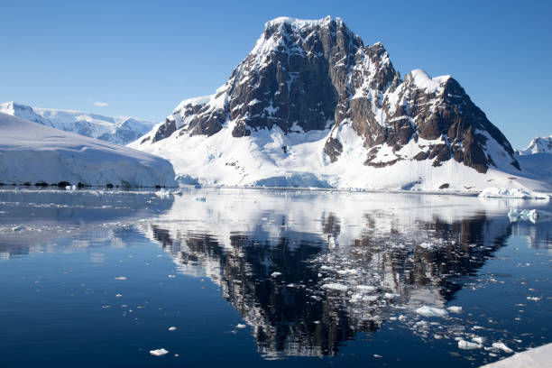 le canal lemaire, antarctique - glacier antarctica crevasse ice photos et images de collection