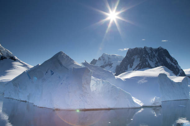 le canal lemaire, antarctique - glacier antarctica crevasse ice photos et images de collection