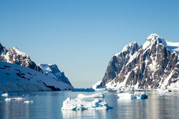 лемер канал, антарктида - glacier antarctica crevasse ice стоковые фото и изображения