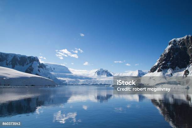 Photo libre de droit de Une Baie Dans Le Chenal Lemaire banque d'images et plus d'images libres de droit de Antarctique - Antarctique, Pôle Sud, Krill