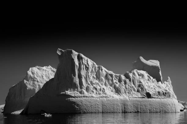 айсберг в черно-белом цвете - glacier antarctica crevasse ice стоковые фото и изображения