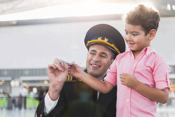 aviador, passar tempo com a criança - embracing smiling gap children only - fotografias e filmes do acervo