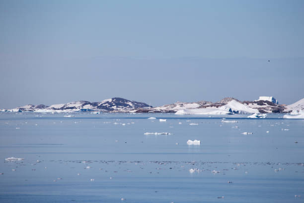 une vue de l’île petermann, antarctique - glacier antarctica crevasse ice photos et images de collection