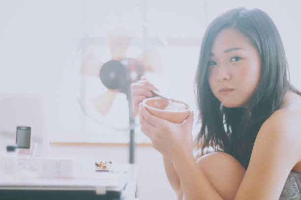 femme manger avec baguettes chinoises - body women naked beauty photos et images de collection