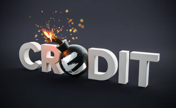biały napis kredytowy na ciemnym, odizolowanym tle. płonąca bomba. renderowanie 3d - euro symbol crisis time debt zdjęcia i obrazy z banku zdjęć