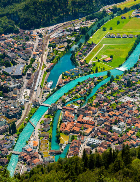 아름 다운 인터 계곡과 thunersee 강 - interlaken switzerland aare river house 뉴스 사진 이미지