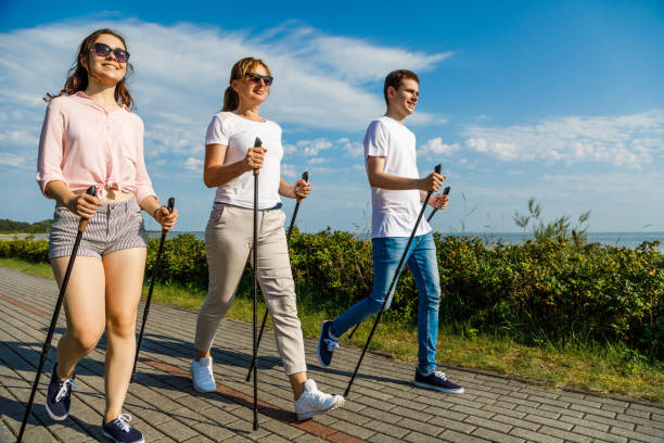 nordic walking - trening rodzinny nad morzem - nordic walking zdjęcia i obrazy z banku zdjęć