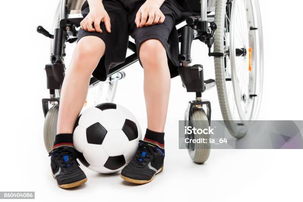 Behindertes Kind Junge Sitzt Im Rollstuhl Mit Fußball Ball Stockfoto und mehr Bilder von Andersfähigkeiten