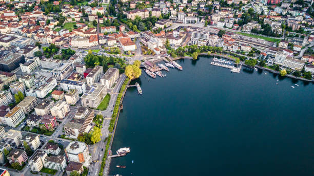 vue aérienne du lac majeur à locarno en suisse au matin - locarno photos et images de collection