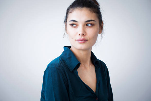 istock Young woman on gray background 860407208