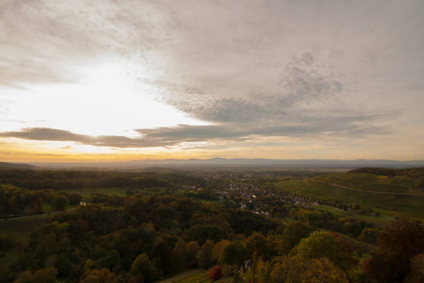 sonnenuntergang am abend hinter den bergen - contemplation sunset eternity thinking stock-fotos und bilder