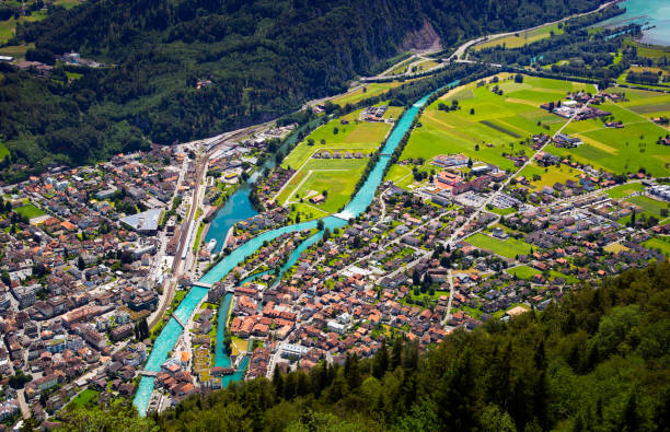 el hermoso valle de interlaken y río thunersee - interlaken switzerland aare river house fotografías e imágenes de stock