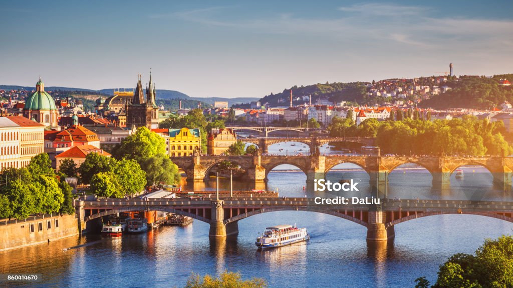 Malerischen Frühling Sonnenuntergang Luftaufnahme der Old Town Pier Architektur und die Karlsbrücke über die Moldau in Prag, Tschechische Republik - Lizenzfrei Prag Stock-Foto