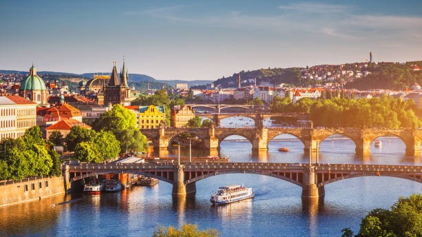 coucher de soleil vue aérienne printemps pittoresque de la vieille ville jetée architecture et le pont charles au cours de la rivière vltava à prague, czech republic - prague czech republic bridge charles bridge photos et images de collection