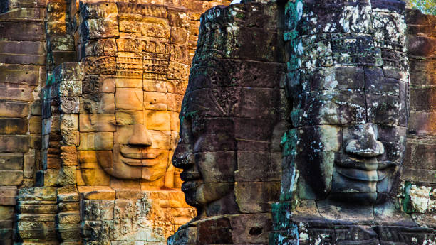 pierres murales et statue bayon temple angkor thom. angkor wat, le plus grand monument religieux dans le monde. ancienne architecture khmère.  zone géographique : siem reap, cambodge. - cambodia traditional culture ancient angkor photos et images de collection