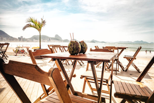 widok na bar na plaży z kokosem na copacabana w rio - brazil beach copacabana beach recreational pursuit zdjęcia i obrazy z banku zdjęć