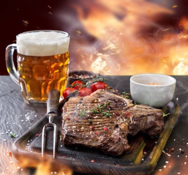 deliziosa bistecca di manzo su tavolo in pietra nera - strip steak steak sirloin steak rib eye steak foto e immagini stock