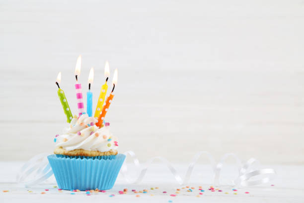 cupcakes de cumpleaños - ribbon nobody cupcake celebration fotografías e imágenes de stock