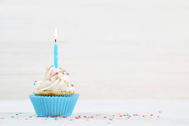 cupcakes de cumpleaños - ribbon nobody cupcake celebration fotografías e imágenes de stock