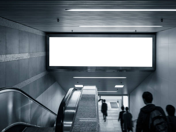 エスカレーターの人々 の公共の建物を歩いて地下鉄でバナーのモックアップします。 - 商業看板 ストックフォトと画像