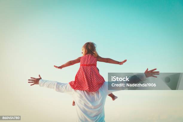 Padre Y La Pequeña Hija Jugar En El Cielo Foto de stock y más banco de imágenes de Padre - Padre, Hija, Niñas