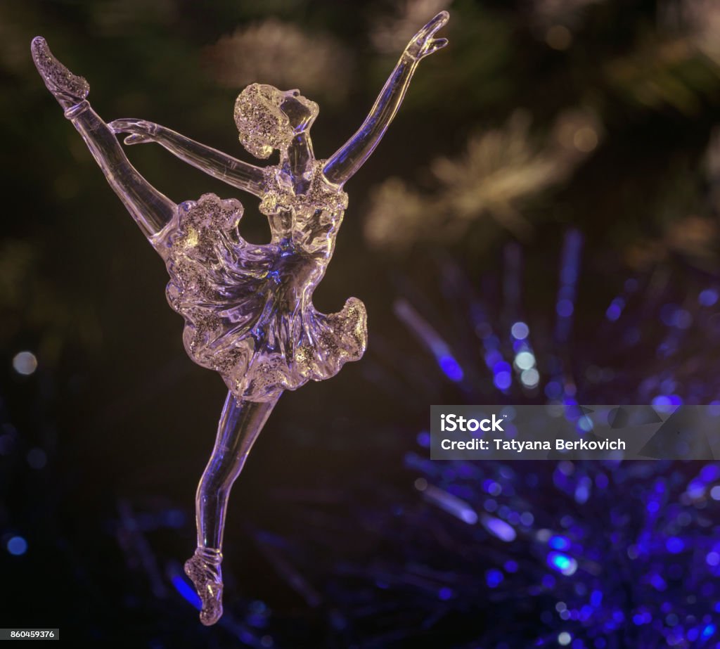 Bailarín De Ballet Clásico De Cristal Sobre Fondo Oscuro Estilo Antiguo Enfoque Selectivo Foto de stock y más banco de imágenes de Cristal - Material - iStock Bailarín De Ballet Clásico De Cristal Sobre Fondo Oscuro Estilo Antiguo Enfoque Selectivo Foto de stock y más banco de imágenes de Cristal - Material - iStock