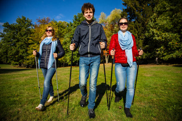 menschen nordic walking im stadtpark - power walken stock-fotos und bilder