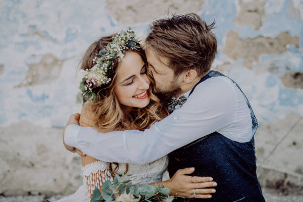 bellissimo sposo di fronte alla vecchia casa squallido. - wedding dress bouquet wedding bride foto e immagini stock