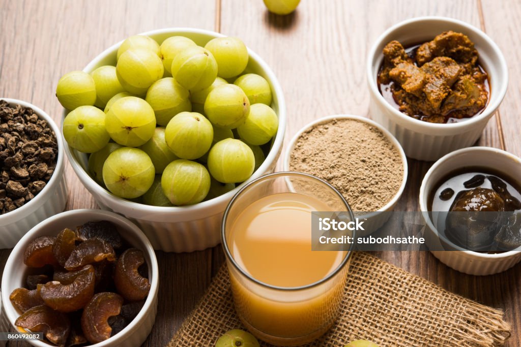 Stock Foto von GwG/Avla/Aavla und es wird durch Produkte wie Chyawanprash oder Chyavanprash, Saft, GwG Supari oder Mund Lufterfrischer, Pulver, saftig oder getrocknete süße Murabba oder Muramba, Gurke, selektiven Fokus - Lizenzfrei Phyllanthus Emblica Stock-Foto