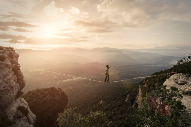 highliner - tightrope balance walking rope - fotografias e filmes do acervo