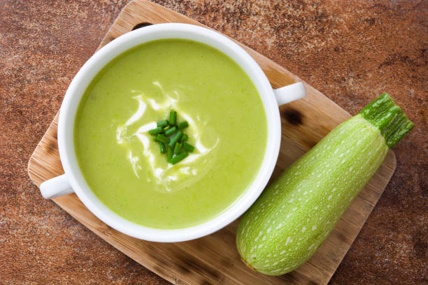 ボウルにズッキーニのスープ - soup zucchini spinach cream ストックフォトと画像