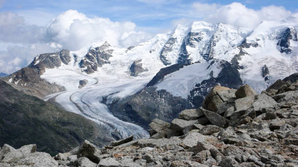 piz palü dans les montagnes de benina dans les alpes suisses - piz palü photos et images de collection