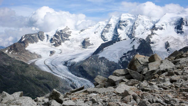 пиз пале в горах бенина в швейцарских альпах - piz palü стоковые фото и изображения