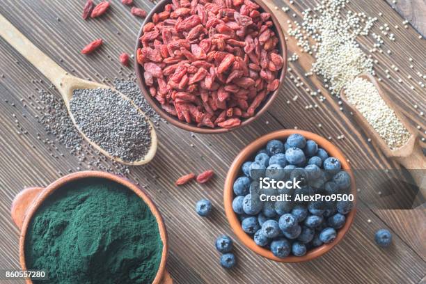 Súper Alimentos En La Mesa De Madera Foto de stock y más banco de imágenes de Antioxidante - Antioxidante, Molido, Arándano