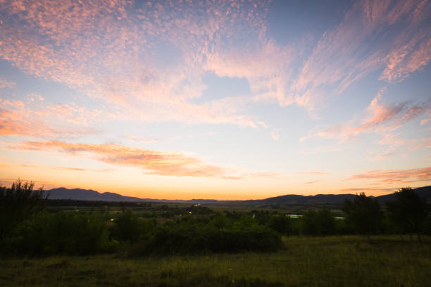 pôr do sol com nuvens coloridas laranja quentes - cirrostratus - fotografias e filmes do acervo