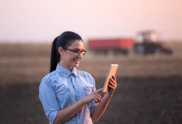 istock Agronomist with tablet in feld 860574410