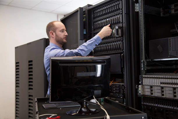 изменение диска в установке сервера в большом центре обработки данных - network server data center installing стоковые фото и изображения