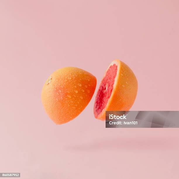 Pomelo En Rodajas Sobre Fondo Rosa Pastel Concepto Mínimo Fruto Foto de stock y más banco de imágenes de Fruta
