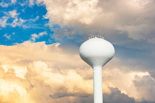 Torre del agua contra el cielo nublado photo