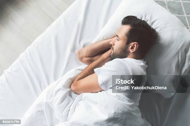 Симпатичный Молодой Человек Спит На Кровати — стоковые фотографии и другие картинки Спать - Спать, Мужчины, Кровать