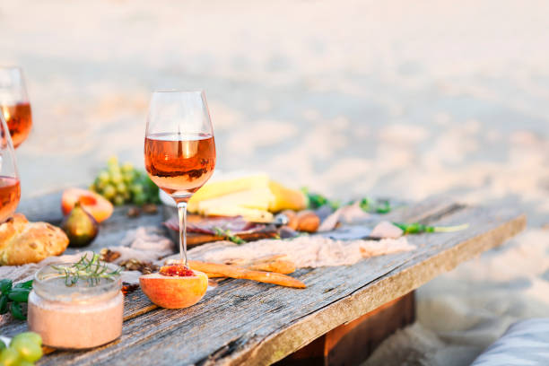 verre de vin rosé sur table rustique - refreshment dinner table vegetable photos et images de collection