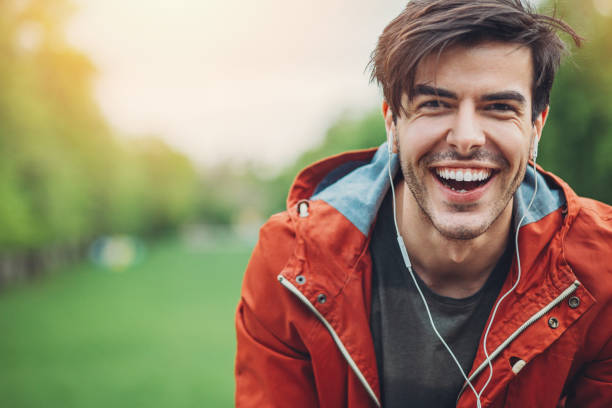jeune homme avec un casque en riant - men smiling headphones individuality photos et images de collection