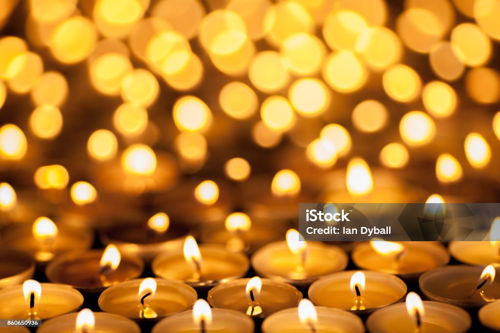 Diwali Festival de las luces. Hermosa luz de las velas. Enfoque selectivo en primer plano de muchas velas candelita ardiendo. - Foto de stock de Vela - Equipo de iluminación libre de derechos