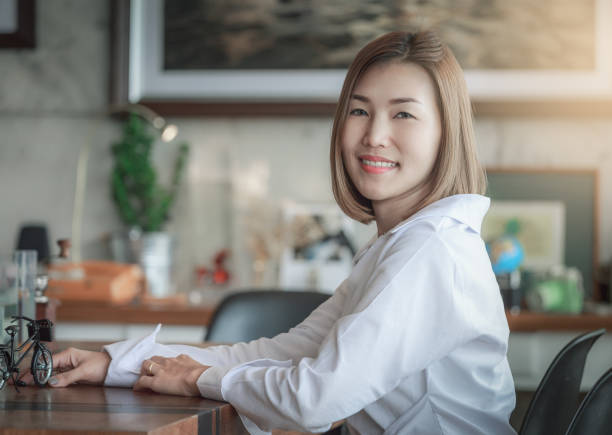istock Women Sit In Restaurant 860657770